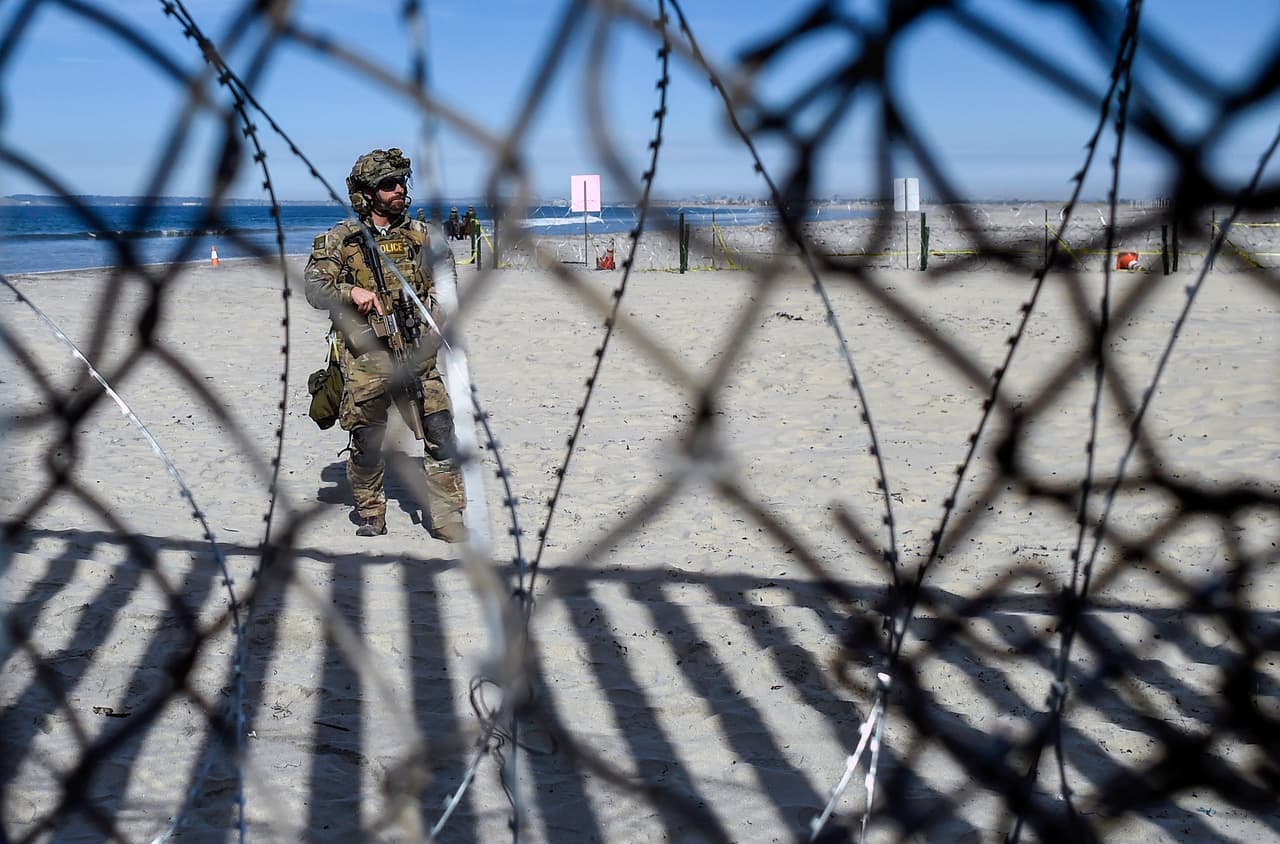 Mientras la ciudad comienza a llenarse de migrantes centroamericanos, tropas estadounidenses movilizadas en el operativo militar 'Patriota Fiel' y oficiales de la Patrulla Fronteriza han reforzado algunos puntos de la valla fronteriza, especialmente en la playa de Tijuana.
