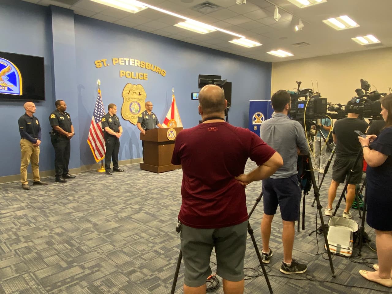 Sin embargo, el Departamento de Policía de St. Petersburg convocó a una 
<b>conferencia de prensa a las 8:15 p.m. del viernes donde anunció el trágico hallazgo del cadáver de Taylen Mosley</b>, de 2 años.
<br>
<br>Durante la búsqueda del niño, los oficiales vieron a 
<b>un caimán con un "objeto en la boca" en el Lago Maggiore</b>, cerca de Dell Holmes Park a unas 13 millas de donde vivía Taylen.