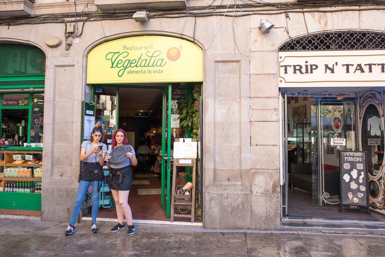 <b>Puesto 6: anfitriones de restaurantes y cafeterías.</b> De los más de 425,000 estadounidenses con este empleo unos 52,700 cambiarán de ramo cada año hasta 2028, y se proyecta que otros 50,200 dejarán la fuerza laboral por completo. En conjunto 22.9% de los anfitriones dejarán sus trabajos anualmente en la próxima década, sin contar los a que el coronavirus sacará de la industria.