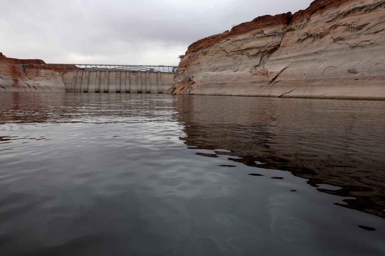 La reducción en el nivel del agua no sólo pone en riesgo el suministro del líquido, también la generación de energía hidroeléctrica de la cual se benefician otros millones de personas.