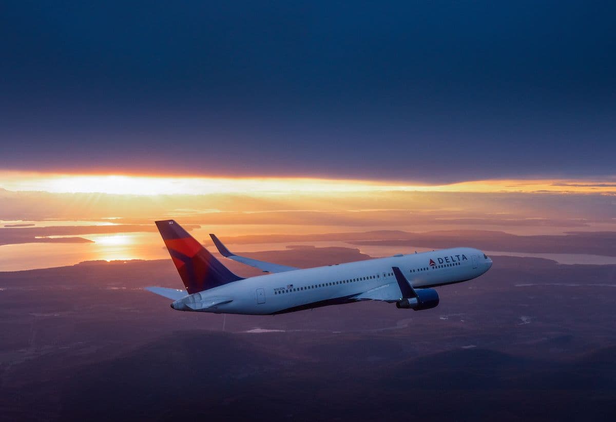 <b><a href="https://news.delta.com/">Delta Air Lines</a></b>. Con operaciones en 53 países, Delta Air Lines es una de las aerolíneas más grandes del país. Hoy en día cuenta con una flota principal de más de 800 aviones, pero 
<b><a href="https://news.delta.com/deltas-history-dusting-crops-connecting-world">Huff Daland Dusters, el predecesor de Delta, se fundó en 1925 en Macon, Georgia</a></b>, antes de mudarse a Monroe, La., unos meses después. Esta fue la primera compañía aérea comercial agrícola, y los 18 aviones de Huff Daland se convirtieron en la flota privada más grande del mundo.