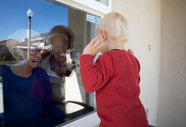 El personal de los centros para ancianos solo pueden trabajar en una sola institución. Todos los lugares deben identificar y excluir a los miembros que puedan estar infectados e implementar medidas apropiadas de control de infecciones.