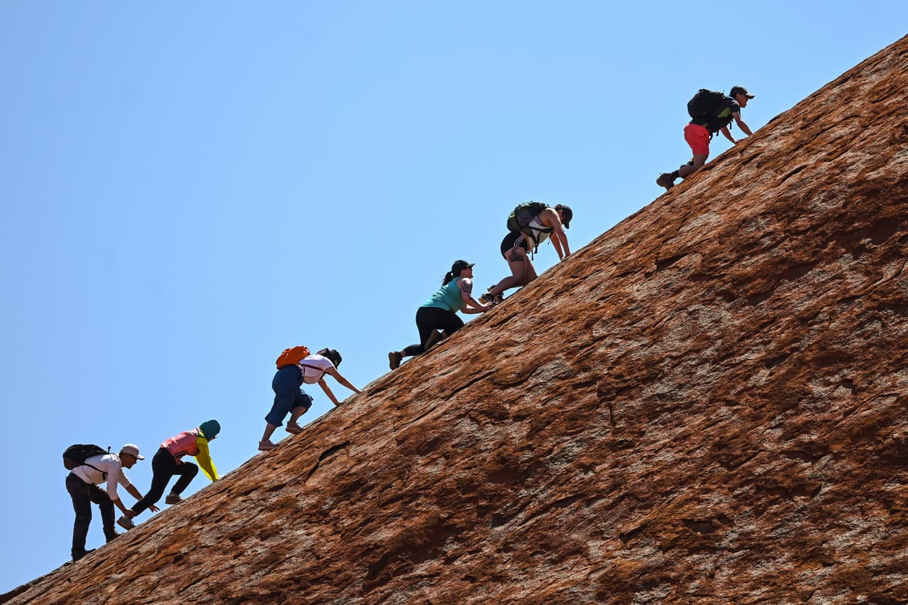 El anuncio llevó a un aumento del 20% del número de visitantes hasta casi 400,000 entre julio de 2018 y junio de 2019, además provocó controversia con los sectores que consideran Uluru un icono australiano cuyo cierre podría dañar el sector turístico.