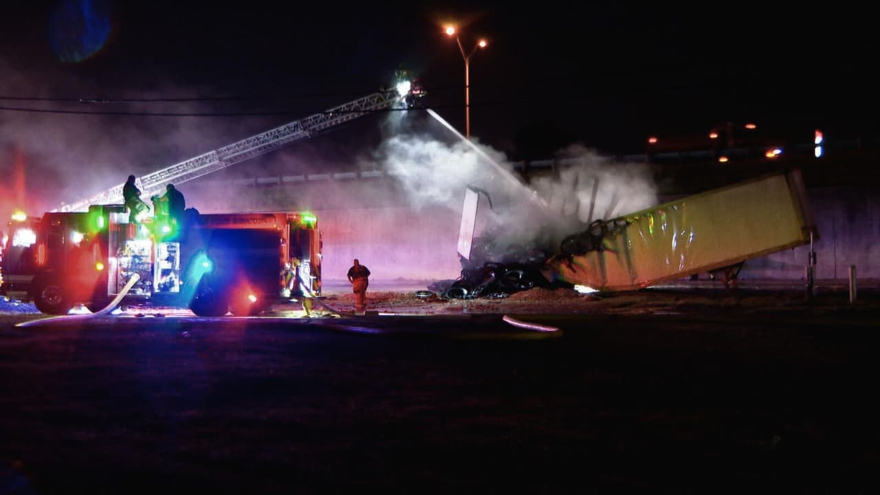 El incidente 
<b>fue reportado cerca de <a href="https://maps.app.goo.gl/bp4UQMXJLgc5gfyH8" target="_blank">U.S. 175 y South Beltline Road</a> alrededor de las 4 a.m</b>., según informaron los 
<a href="https://dallascityhall.com/departments/fire-rescue/Pages/default.aspx" target="_blank">equipos de Dallas Fire-Rescue</a> que respondieron al incidente.