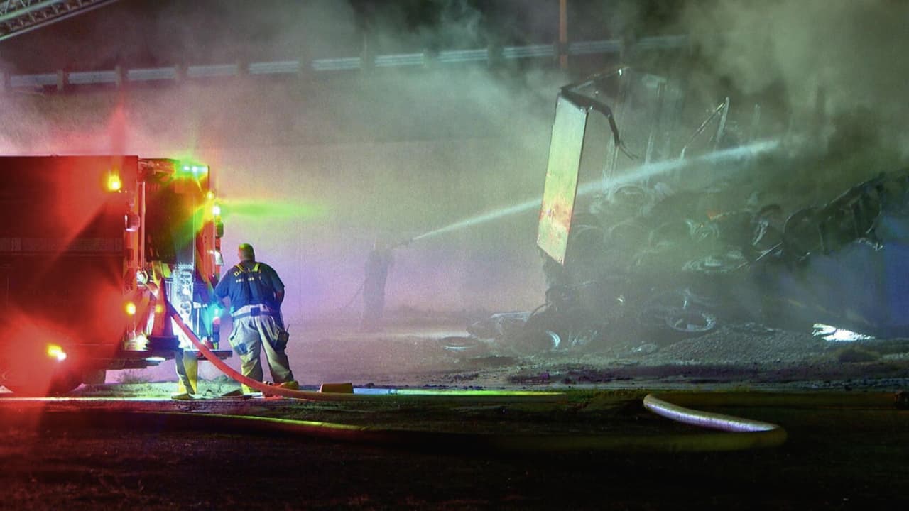 <b>Un camión de 18 ruedas que transportaba neumáticos se incendió</b> en una autopista del sureste del condado Dallas la mañana del jueves, 
<b>sin causar heridos ni interrupciones significativas en el tráfico</b>, informaron los equipos de emergencia.