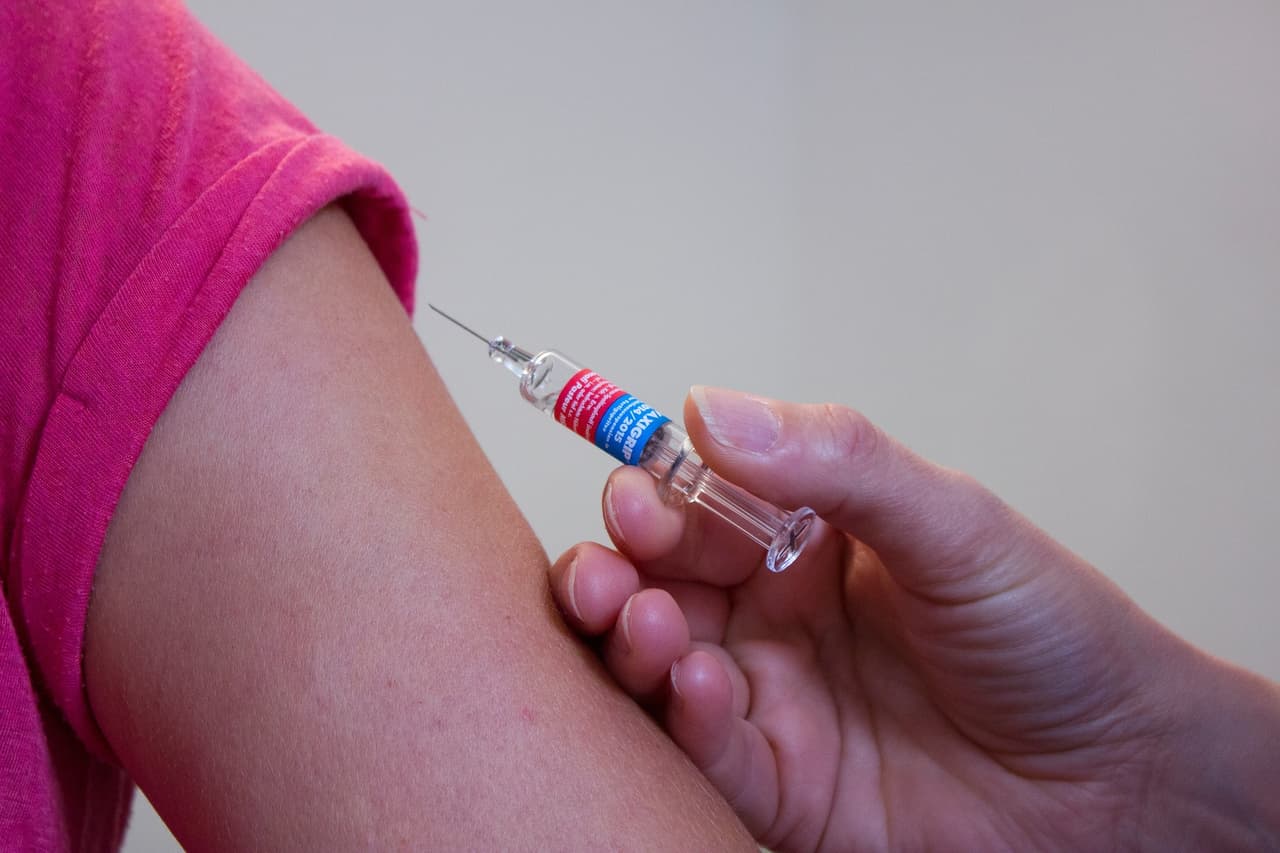 Al momento, aunque los adultos pueden comenzar a vacunarse contra el coronavirus, aún no hay una vacuna disponible para los niños.