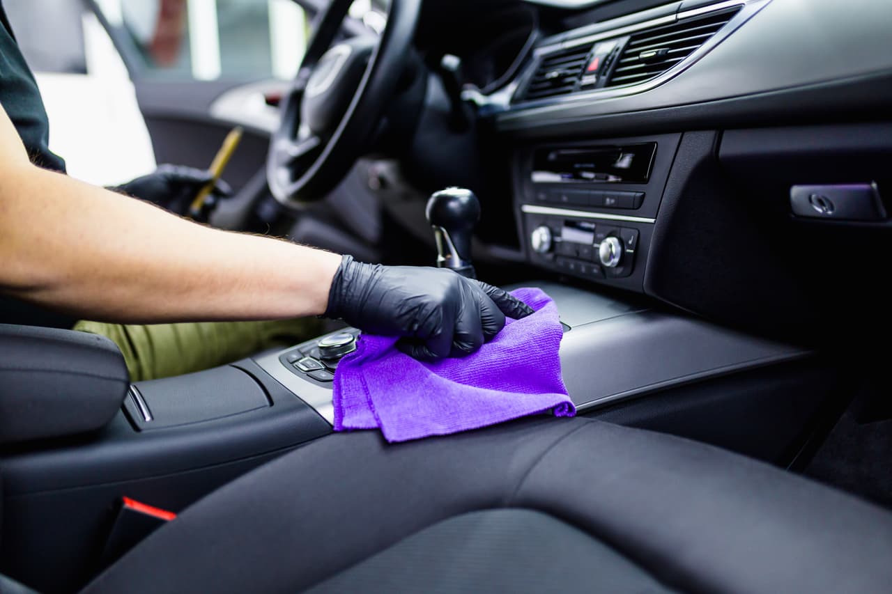 Si en tu rutina diaria pasas una buena cantidad de tiempo a bordo de tu carro, seguramente te estés preguntando qué puedes hacer para protegerte lo mejor posible del coronavirus mientras vas al volante. Por supuesto, así como nos recomiendan lavarnos las manos con mayor frecuencia, entre otras medidas, de igual manera hay que prestar más atención a la limpieza del carro.
<br>
<br>
<b>Relacionado:</b> 
<a href="https://www.univision.com/carros/consejos-de-carros/la-cabina-de-tu-carro-puede-tener-mas-bacterias-que-un-bano-publico-fotos">¿Cómo minimizar el riesgo de contagio de virus y bacterias en la cabina de un carro?</a>