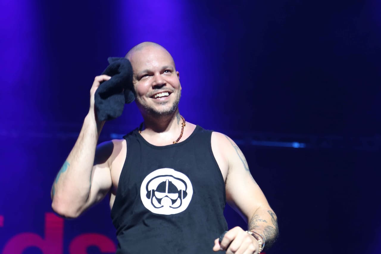 René Pérez Joglar, aka Residente. Conoce más sobre la nueva etapa del artista 
<b><a href="http://static.univision.com/musica/de-calle-13-a-residente-el-renacer-de-rene-perez.html">aquí en este especial digital que hemos llamado 'El renacimiento de Residente'.</a></b>