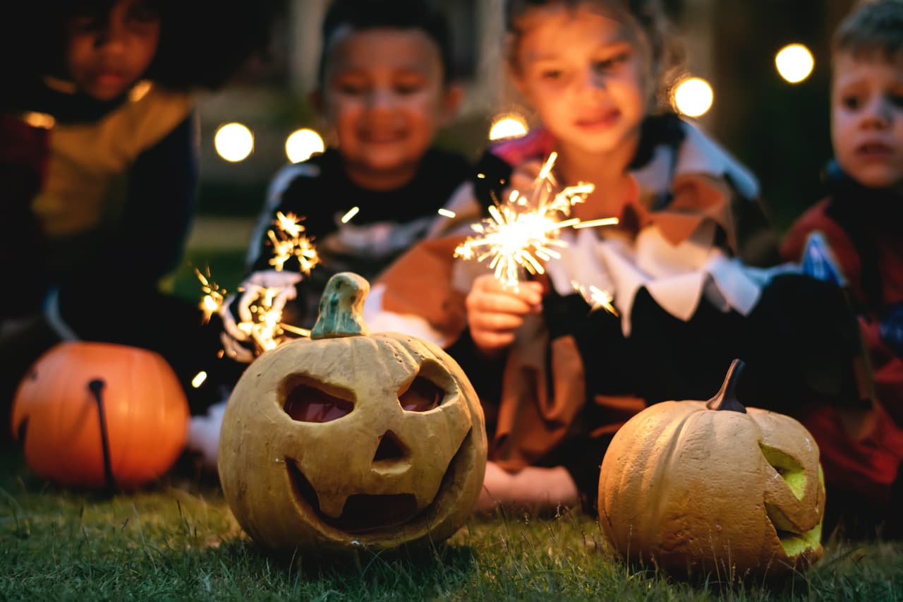 Hay muchos peligros a la hora de salir a la hora de salir a hacer Trick-or-Treat. Redúcelos siguiendo estas precauciones.