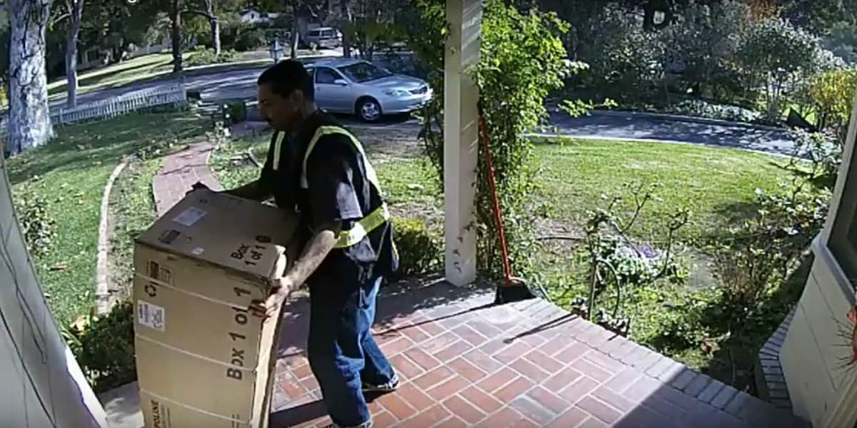 Instala cámaras de seguridad o un timbre con cámara en tu casa.