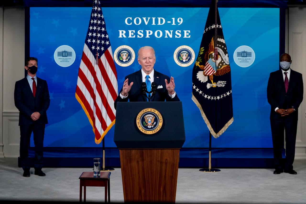<b>10 de marzo de 2021. El presidente Biden anunció un acuerdo entre la compañía Johnson & Johnson y su rival comercial, Merck. </b>
<br>
<br>Merck podrá 
<a href="https://www.univision.com/noticias/politica/joe-biden-promete-adultos-vacunas-finales-mayo"><u>fabricar y distribuir la inmunización creada por Johnson & Johnson</u></a>. Con esta medida la administración Biden prevé que a finales de mayo toda la población estadounidense que así lo quiera estará vacunada contra el covid-19.