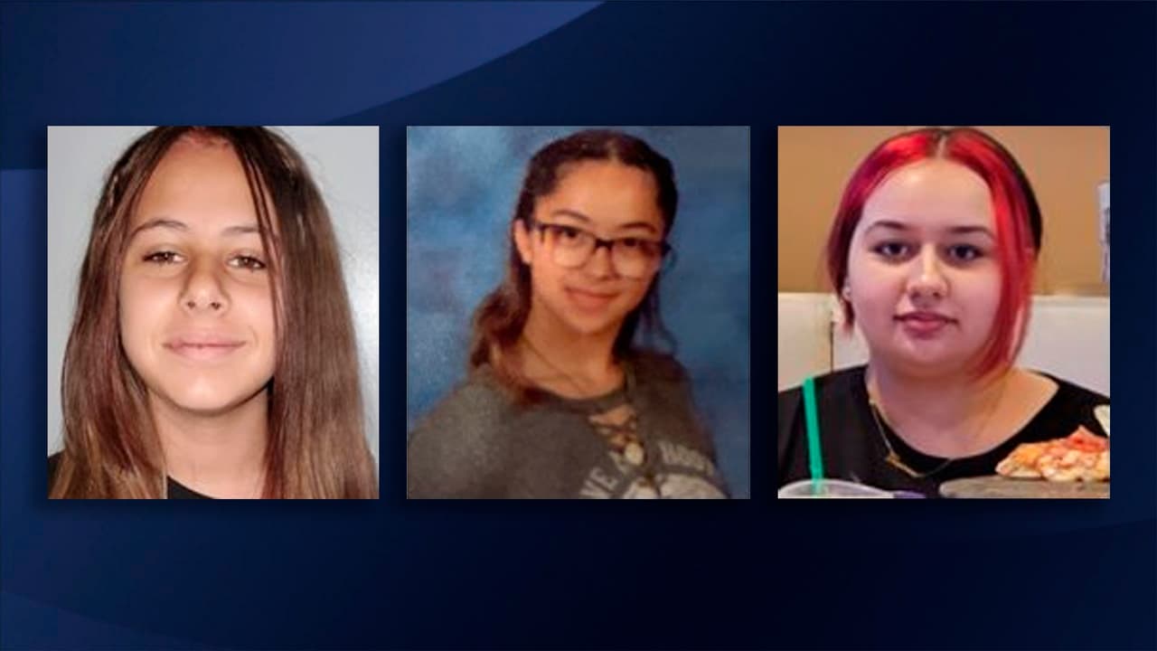 Las tres adolescentes fueron vistas cerca de
<b> Signal Butte Road y Broadway Road en Mesa</b>, subiendo a un pequeño sedán conducido por una persona desconocida. Cualquier información sobre su paradero llamar alguacil del condado de Maricopa al teléfono: 
<b>(602) 876 1011.</b>