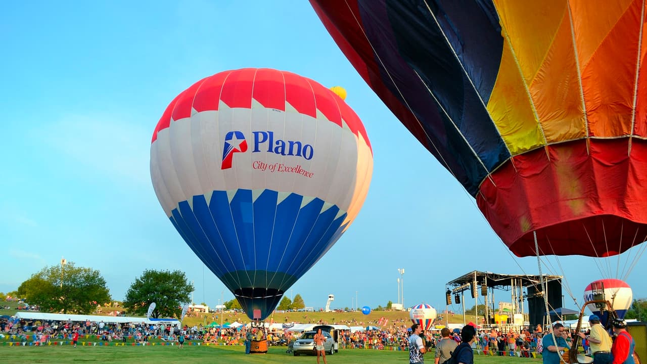 📍 2023 H-E-B | Central Market Plano Balloon Festival se celebra en el Parque Oak Point / Pabellón Red Tail, 
<b>2801 E. Spring Creek Parkway</b>