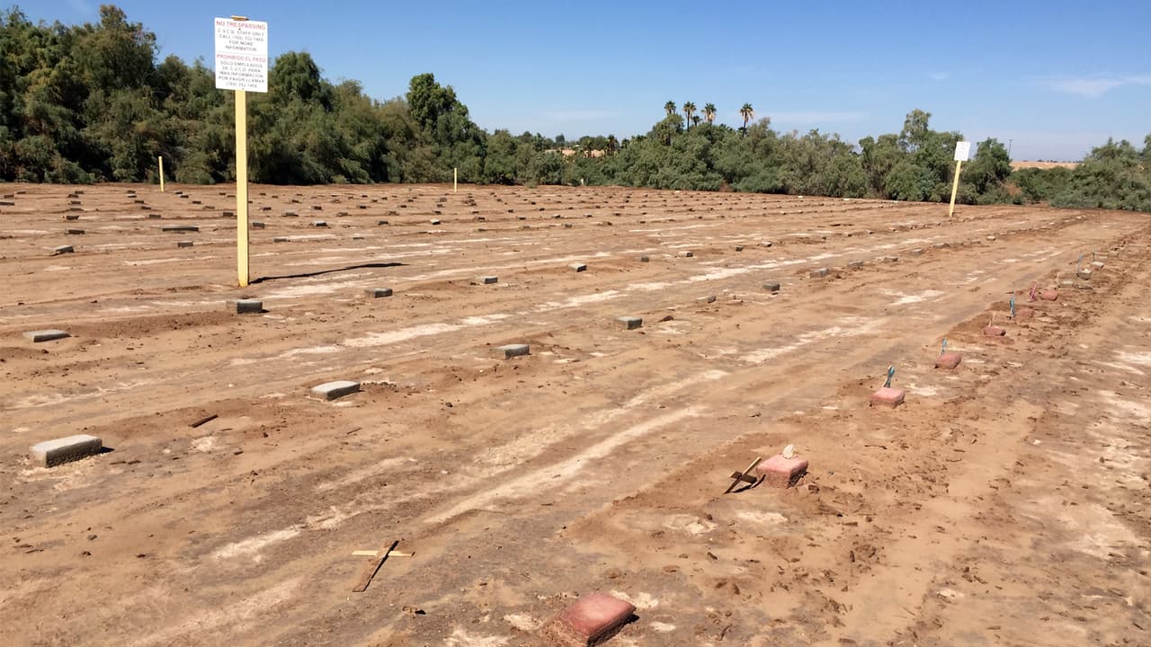 En un lote con tierra movediza atrás del cementerio principal está el lugar donde descansan cientos de inmigrantes.