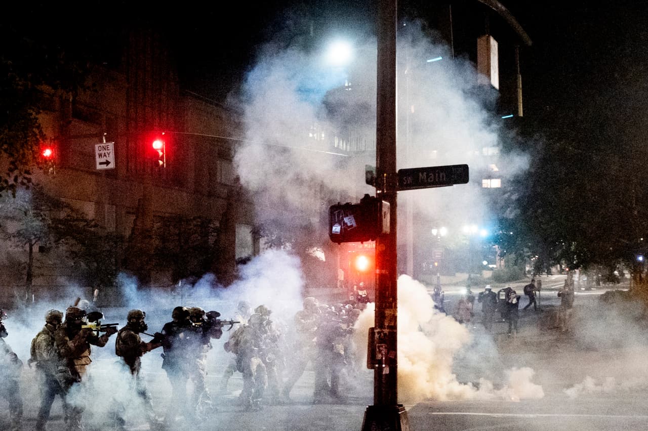 Las fuerzas federales alineadas durante el enfrentamiento con los manifestantes de Portland el 20 de julio. El aumento de envío de agentes federales a Portland, Chicago y otras ciudades que rechazan estas fuerzas podría convertirse en una prueba legal sobre la autoridad del gobierno federal y los poderes de los estados, lo cual a su vez podría derivar en una crisis constitucional, 
<a href="https://www.univision.com/noticias/politica/por-que-trump-esta-enviando-agentes-federales-a-portland-y-a-chicago-si-las-autoridades-locales-se-oponen-a-su-llegada"><u>de acuerdo con expertos en leyes</u></a>.