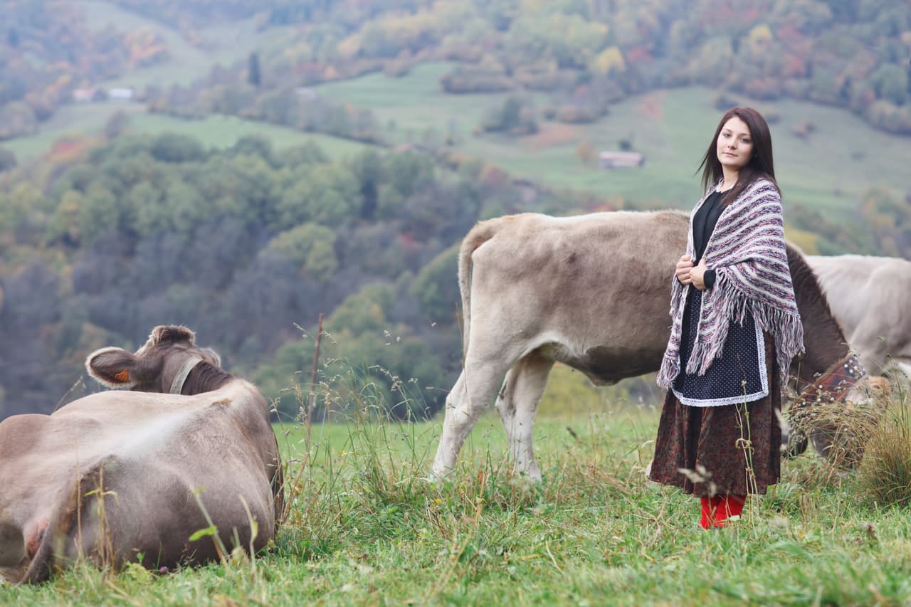 A través de una serie de retratos, Sara desea que las mujeres se sientan bien con ellas mismas. Pues busca plasmar la hermosura que habita en cada una de ellas. | Anika - Monno, en los Alpes, 
<a href="http://www.questforbeauty.co/italy-thealps#0">Italia</a>, octubre 2015.