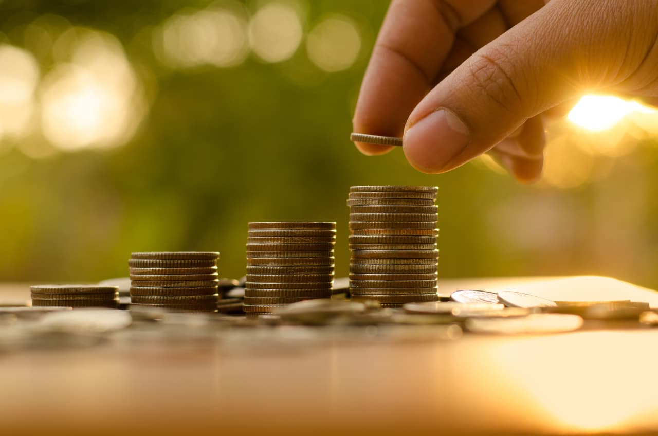 Hazlo todo como debes, siguiendo las reglas, y verás como el dinero entra en tu casa, se multiplica y prospera. No te desanimes por un contratiempo en tus planes porque se trata de pruebas o retos que te presenta la vida para fortalecer tu carácter y tu decisión. ¡Anímate, el amor está llegando con lazos fuertes a tu vida!