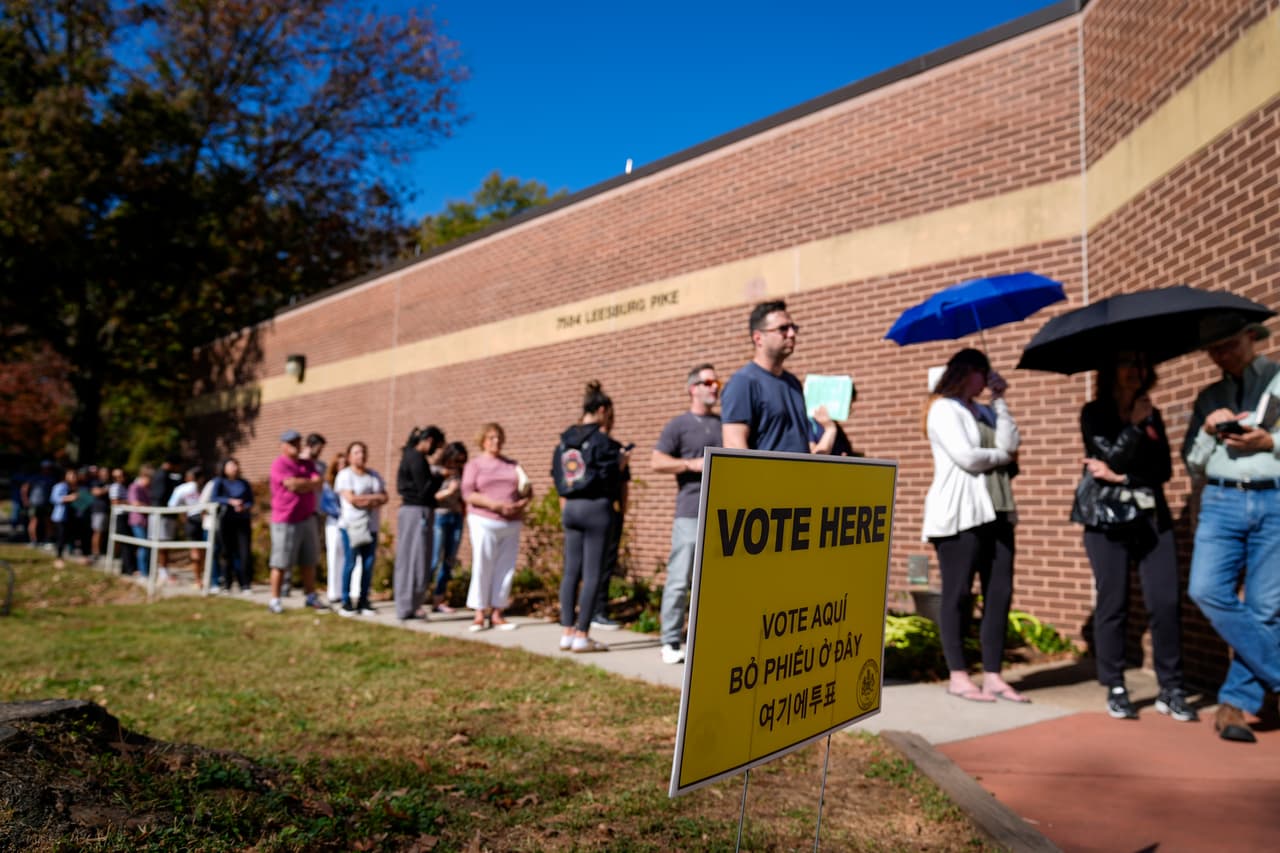 Votantes hispanos en Virginia denuncian ser cuestionados sobre su ciudadanía en la fila para votar