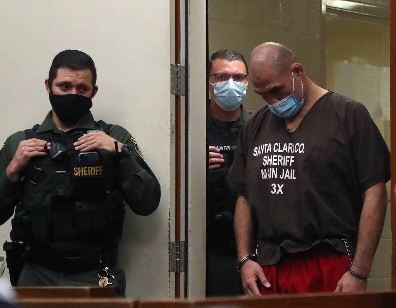 El expeleador de artes marciales mixtas, Caín Velásquez, compareció este miércoles en un tribunal de San José 
<a href="https://www.univision.com/local/san-francisco-kdtv/arresto-cain-velasquez-ufc-tiroteo-san-jose-abuso-sexual">acusado del intento de homicidio</a> contra un hombre que enfrenta cargos por tocar inapropiadamente a un niño de 4 años, a quien identificaron como "familiar muy cercano" del excampeón.