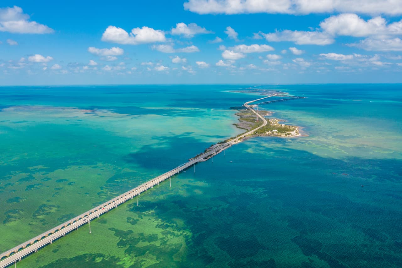 <h3 class="cms-H3-H3">2. Los Cayos de Florida</h3>
<br>
<br>Este archipiélago de más de 1,300 islas situado al sur de Florida es el segundo de los dos destinos estadounidenses que forman parte del listado. La zona, conocida por sus hermosas playas, comprende cinco áreas: Key West, Lower Keys, Marathon, Islamorada y Key Largo. El más famoso de ellos es Key West. Es el hogar de edificios históricos como la Casa de Hemingway, además que ofrece una estupenda oferta gastronómica. 
<br>