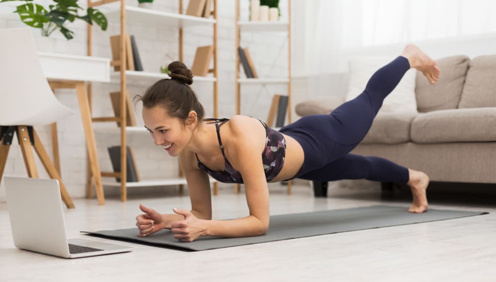 Ahora, si te animas a algo más profundo, puedes experimentar con otras artes como el yoga o el reiki. Puedes buscar videos en línea, desde principiantes hasta expertos. Las redes son tus amigas, pues hay un mar de información afuera.