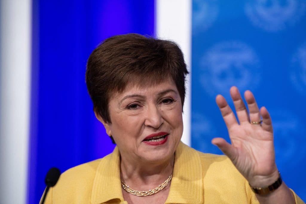 <b>KRISTALINA GEORGIEVA (18). </b>Actual directora ejecutiva del 
<a href="https://www.univision.com/temas/fondo-monetario-internacional">Fondo Monetario Internacional,</a> esta economista búlgara fue anteriormente presidenta interina del Grupo del Banco Mundial y responsable de los esfuerzos de la organización para poner fin a la pobreza extrema para el año 2030.