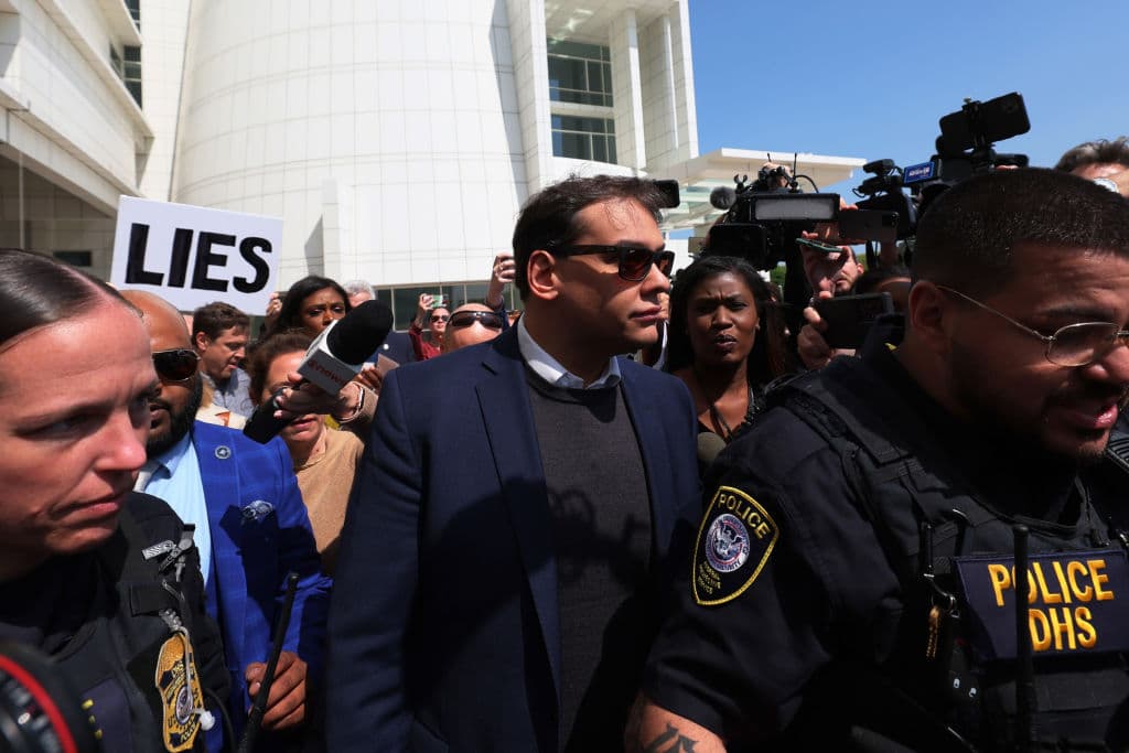 Tras su sentencia, Santos mantuvo una postura ambivalente respecto a buscar un
<b> indulto presidencial.</b> Aunque inicialmente afirmó al 
<i>New York Times </i>que no lo buscaría activamente para "no negar la responsabilidad", posteriormente confirmó a Piers Morgan que estaba tramitando una solicitud formal, diciendo: "Tomaré una conmutación, clemencia, lo que sea que el presidente esté dispuesto a darme". Para julio de 2025, sin embargo, pareció resignarse, expresando a 
<i>Politico </i>que 
<b>Trump necesitaba "priorizar al país por encima de un hombre"</b> y escribiendo en X que había "abandonado" la idea. A pesar de los esfuerzos de su abogado Joseph Murray y del apoyo de algunos seguidores, 
<b>hasta hoy no se había concedido ninguna acción de clemencia.</b>