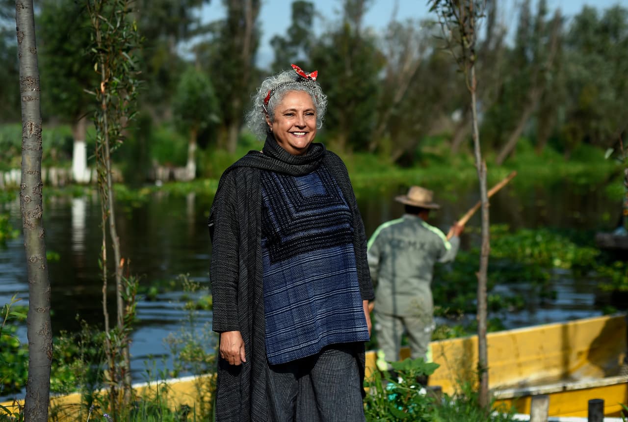 Laura Esquivel es una autora mexicana que comenzó a escribir mientras trabajaba como maestra de jardín de infantes. Escribió obras de teatro para sus alumnos y escribió programas de televisión para niños durante las décadas de 1970 y 1980. Su primera novela, 
<i>Como agua para chocolate</i>, se hizo muy famosa internacionalmente y se convirtió en una película premiada.