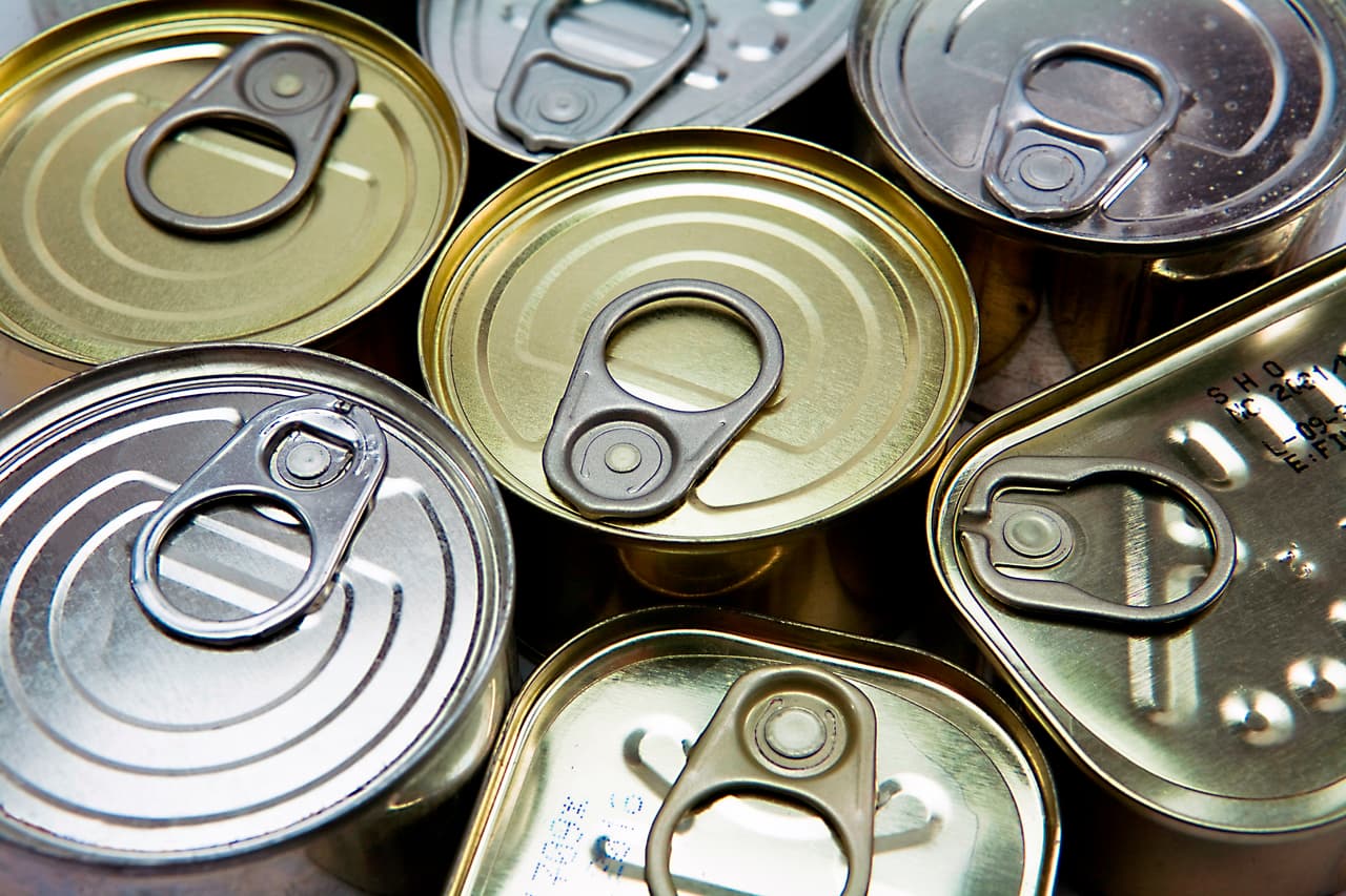 <b>Prefiera enlatados ricos en líquidos. </b>El agua que viene en las latas de tomates, frijoles y atún se puede usar para cocinar alimentos secos como el arroz y la pasta. Recuerde que no debe comprar sino lo necesario para 14 días, comprar más puede contribuir al desabastecimiento del mercado. Vea aquí 
<b><a href="https://www.univision.com/noticias/salud/mapas-del-nuevo-coronavirus-se-reportan-17-muertos-en-eeuu-y-suben-los-casos-en-america-latina">El coronavirus en gráficos: estos mapas te muestran el impacto global</a></b>