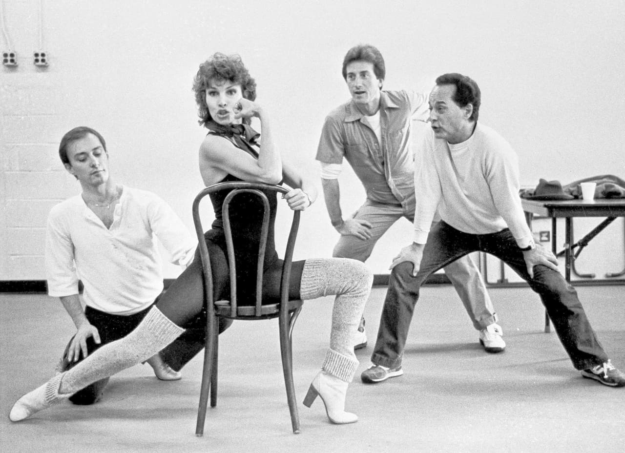 Su belleza y potencial erótico fue aprovechado por la industria, que creó para ella uno de los apodos más machistas que se recuerdan en Hollywood: "El Cuerpo". En la fotografía, Welch aparece durante un ensayo de "Woman of the Year", una obra de Broadway, en noviembre de 1981.