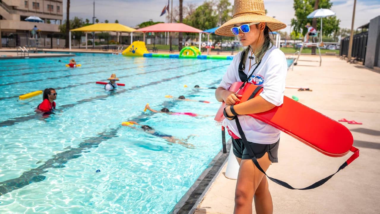 <b>Perry Pool</b>
<br>Abierto de lunes a jueves, sábados y domingos de 12 p.m. a 6 p.m. Viernes cerrado. 
<a href="https://www.google.com/maps/place/Perry+Pool/@33.4777328,-112.0129297,15z/data=!4m5!3m4!1s0x0:0xab076894a731e7af!8m2!3d33.4777328!4d-112.0129297?sa=X&ved=0ahUKEwinlN60iMHTAhXIsVQKHXukDmwQ_BIIfTAK" target="_blank">3131 E. Windsor Avenue.</a> Teléfono: 602-262-7367. Niños gratis. Adultos $3.