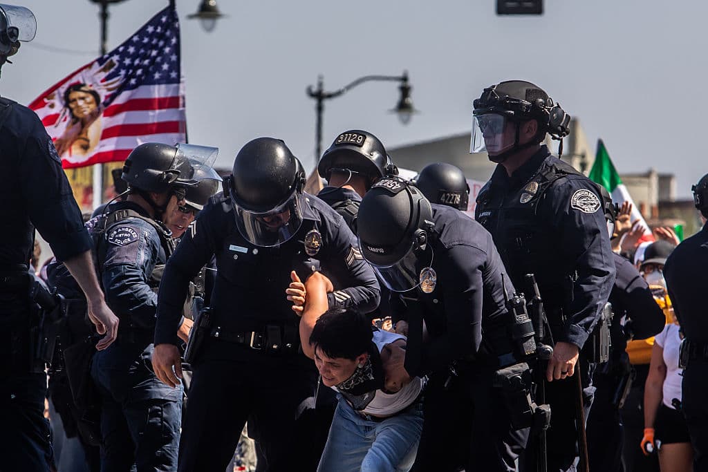 Tal como advirtieron, los policías de Los Ángeles comenzaron a arrestar a quienes se mantenían en la protesta frente al edificio federal.