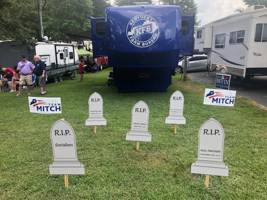 Un tuit con tumbas tras los tiroteos de El Paso y Dayton pone a Mitch McConnell en el ojo del huracán
