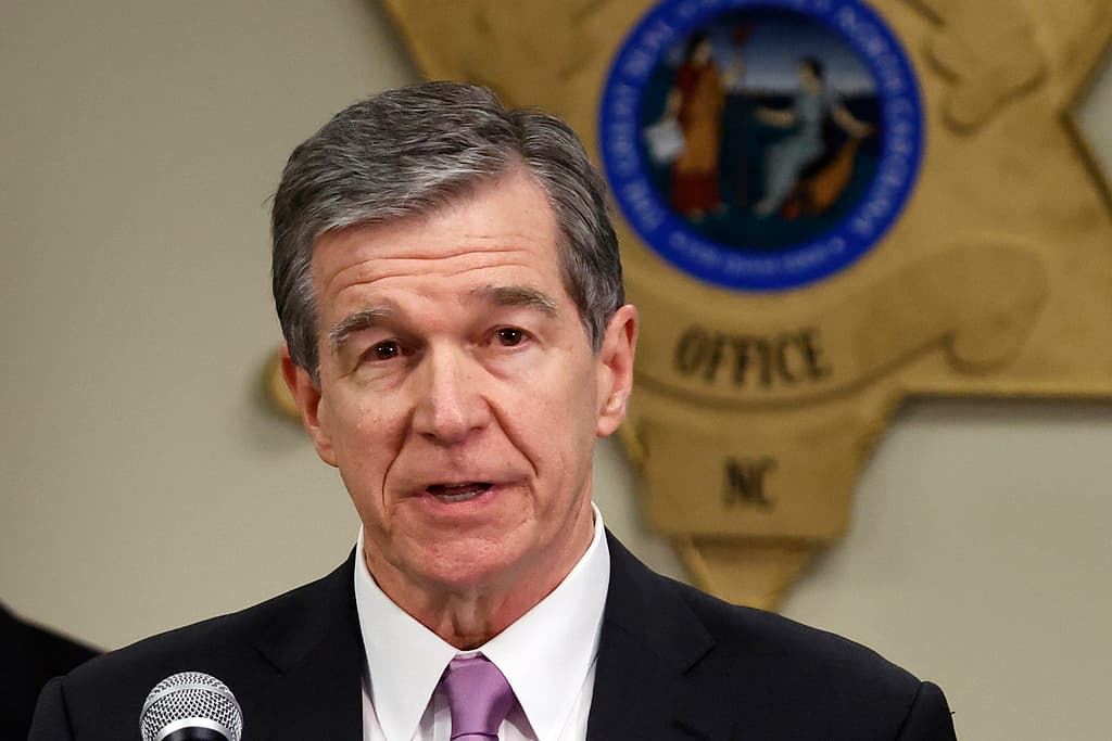 Gobernador Roy Cooper declara el estado de emergencia para Carolina del Norte ante la llegada del huracán Idalia 