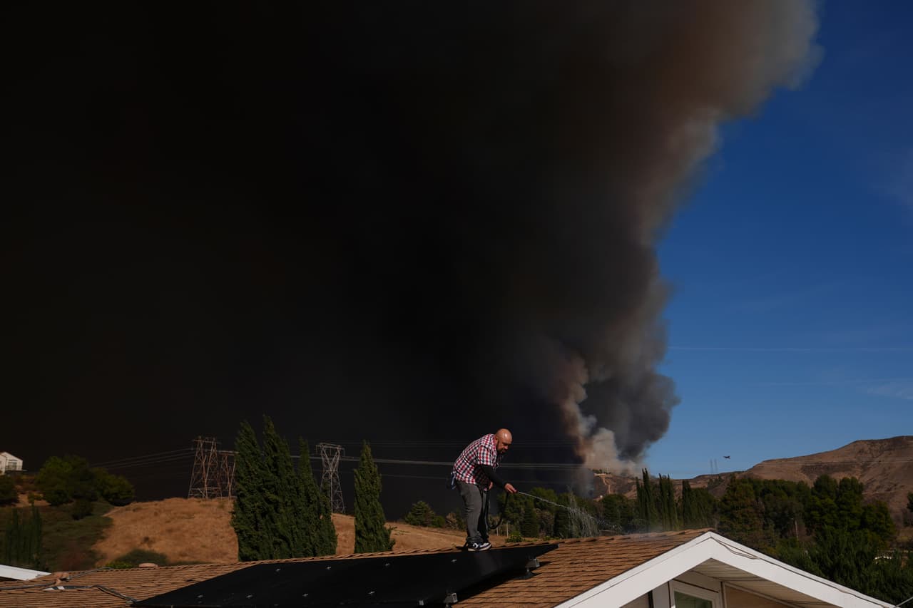El 
<a href="https://www.univision.com/local/los-angeles-kmex/incendio-hughes-se-desata-cerca-de-castaic-los-angeles-causando-ordenes-de-evacuacion">incendio Hughes</a> se inició cerca del lago Castaic, una zona con abundante vegetación seca, lo que permitió que las llamas se propagaran rápidamente 
<b>desde 50 acres hasta casi 9,500 acres</b> en cuestión de horas.