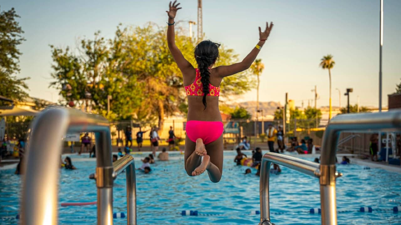 <b>Cielito Pool</b>
<br>Abierto de lunes a jueves, sábados y domingos de 12 p.m. a 6 p.m. Viernes cerrado. 
<a href="https://goo.gl/maps/EXnUXKZhy3R2" target="_blank">4551 N. 35th Avenue.</a> Teléfono: 602-262-4752.