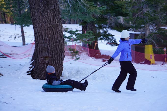 <b>Woollys Tube Park Snow Play:</b>
<br>La zona de toboganes está creada para la diversión de niños de todas las edades. Visita su 
<a href="https://www.mammothmountain.com/winter-activities/woolly's-tube-park" target="_blank">página web</a> para más información. 
<br>
<b>Dirección</b>: 9000 Minaret Rd #200, Mammoth Lakes, CA 93546.