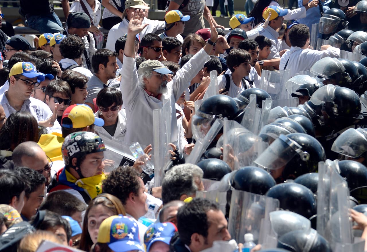 Una red de médicos de hospitales públicos de Venezuela informó a Human Rights Watch que 44% de los quirófanos no están funcionando y que 94% de los laboratorios no tienen los insumos para funcionar adecuadamente. Falta 60% de las medicinas o materiales en los hospitales y farmacias. Los profesionales de la salud manifestaron y se enfrentaron a la policía en la capital el 31 de marzo de 2016, en una crisis de salud sin precedentes.