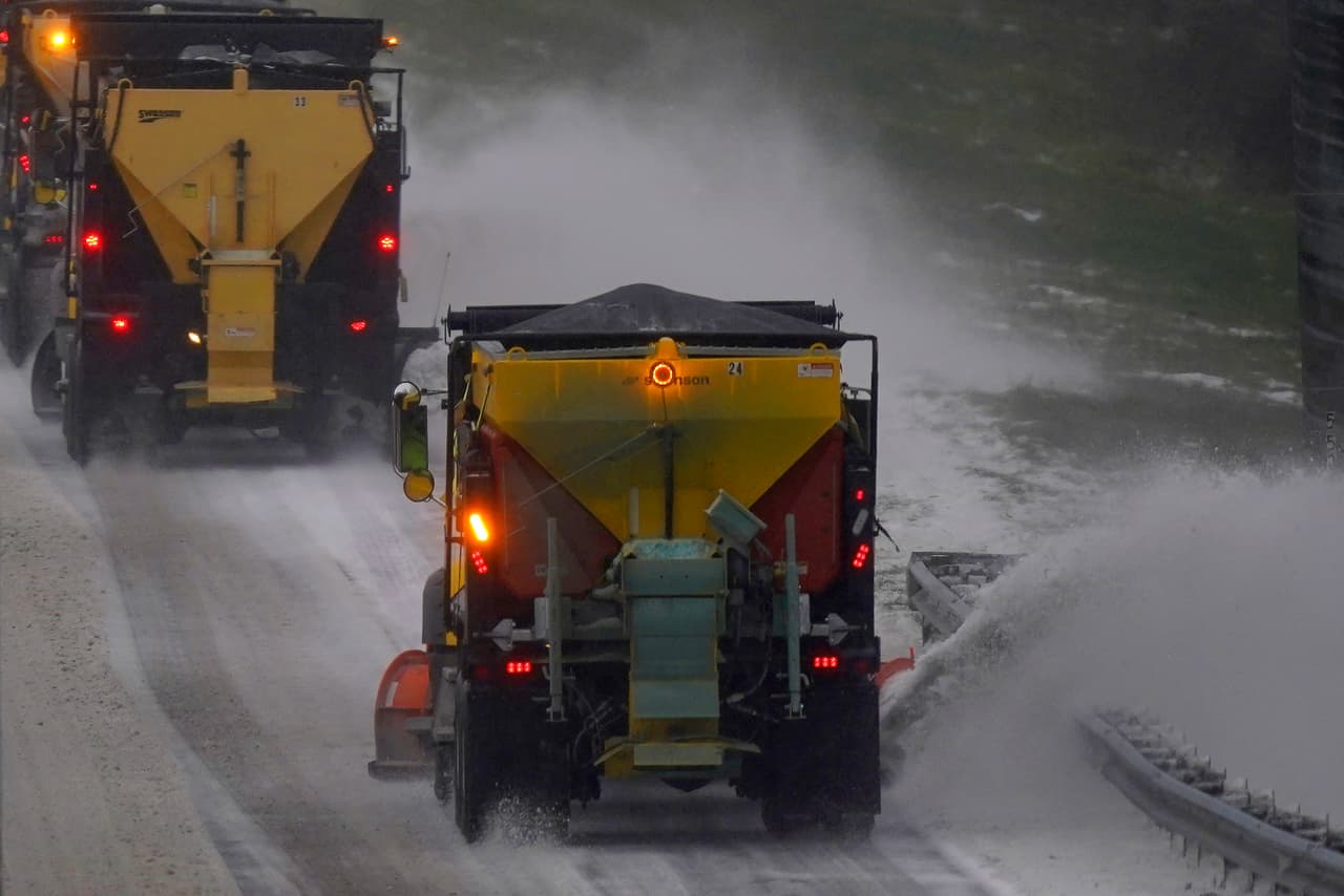 Barredoras de nieve trabajan en Carolina del Norte. Funcionarios estatales advirtieron que viajar es peligroso y dijeron que las autoridades trabajan "las 24 horas" para despejar las carreteras.