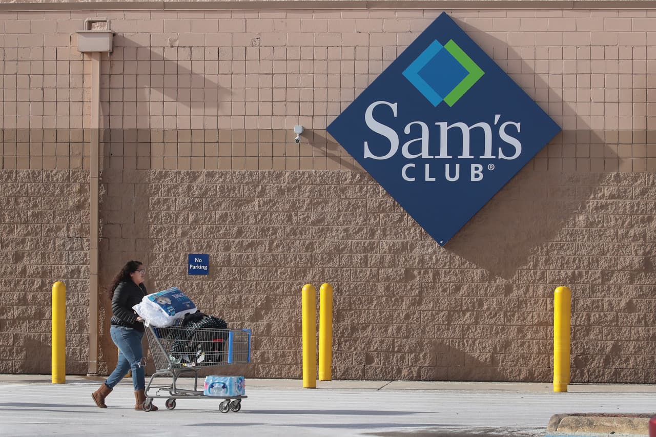 Sam's Club, propiedad de Walmart, lo que significa que la nueva política de máscara de 
<a href="https://www.univision.com/local/atlanta-wuvg/walmart-y-sams-clubs-exigiran-el-uso-tapabocas-en-sus-422-tiendas-en-georgia">Walmart también se aplicará a Sam's Clubs en todo el país a partir del 20 de julio. </a>