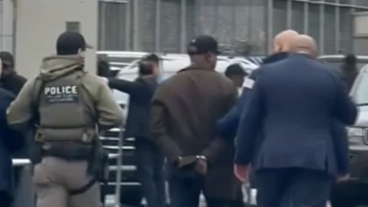 Baraka, de 55 años, se había manifestado previamente contra el 
<b>centro de inmigrantes Delaney Hall, en Newark</b>. Denunció que opera sin permisos y 
<b>violando leyes locales</b>. No obstante, el 9 de mayo se informó que 
<b>intentó entrar al lugar junto a tres congresistas</b>, cuando
<b> <a href="https://www.univision.com/local/nueva-york-wxtv/que-le-espera-al-nino-migrante-de-12-anos-arrestado-en-nueva-york-como-presunto-lider-del-tren-de-aragua" target="_blank">agentes de ICE (el Servicio de Control de Inmigración y Aduanas) lo arrestaron</a></b>. Ahora es el único que enfrenta cargos por "
<b>allanamiento de morada</b>".