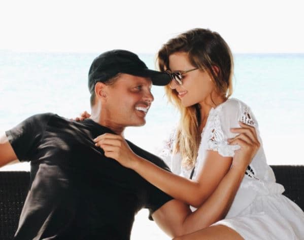 Hasta el momento, no se ha dado a conocer si su padre, el famosos cantante Luis Miguel aprueba la relación de su hija. Ambos mantienen una relación muy cercana.