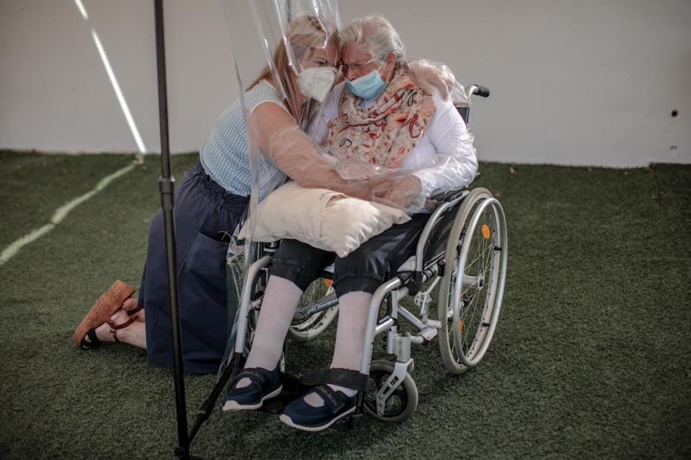 El aspecto psicológico ha sido un factor primordial durante este encierro, para que los visitantes pudieran tener al menos una tranquildad mental en medio de la pandemia, con sus familiares lejos. En la imagen, una hija se arrodilla para poder abrazar a su madre en silla de ruedas y después romper en llanto emocionadas por volverse a sentir juntas, aunque sea mediante todas estas medidas de protección.