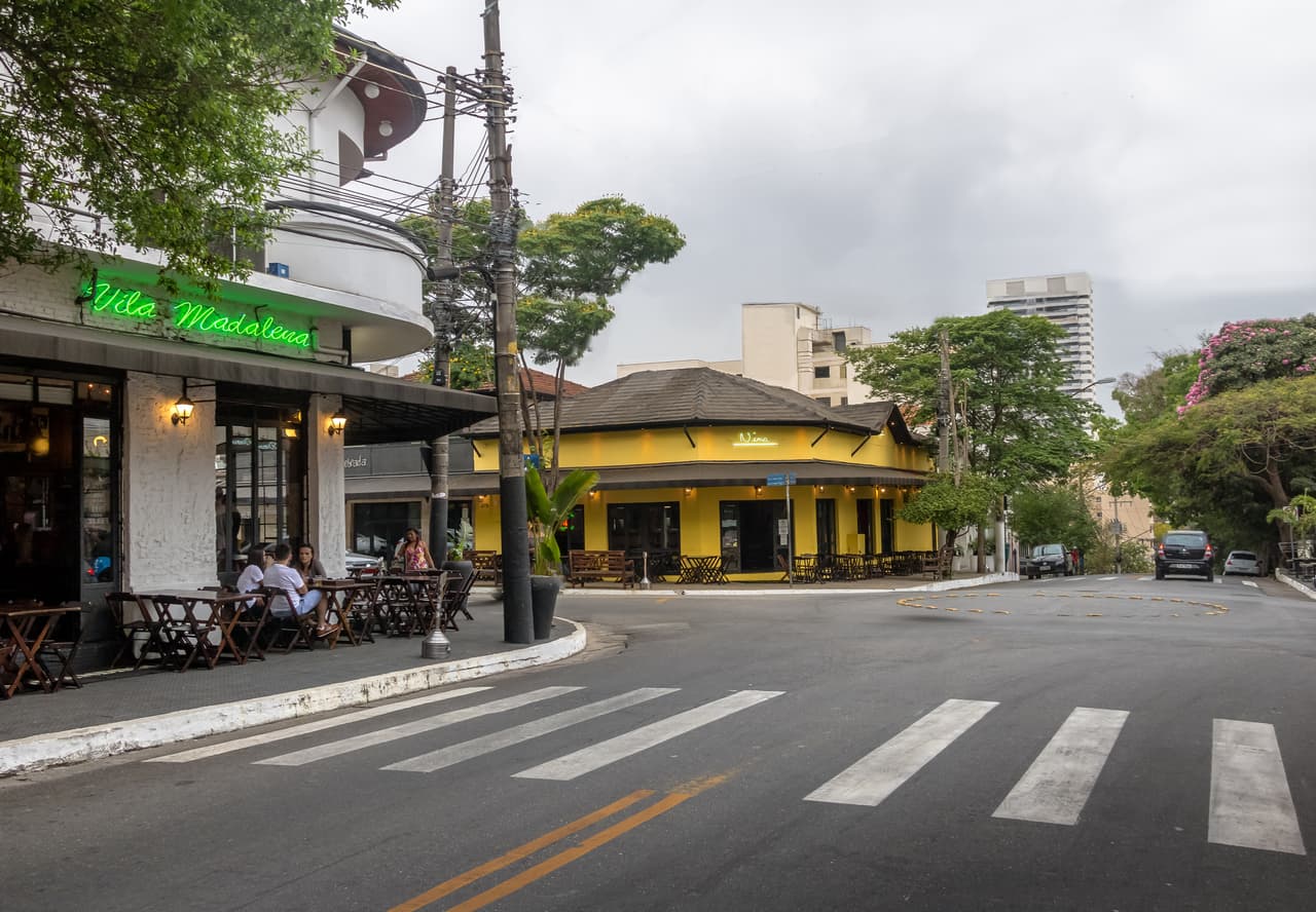 <h3 class="cms-H3-H3">13. Vila Madalena, Sao Paulo, Brasil</h3>
<br>
<br>El barrio paulista de Vila Madalena debe su carácter bohemio a los estudiantes de la Universidade de Sao Paulo, que llegaron en los años ochenta seducidos por el atractivo del alquiler barato y las caipirinhas más baratas. Hoy en día, todavía abundan los tipos juveniles de moda: los veinteañeros tatuados se divierten en la abundancia de bares de Rua Aspicuelta desde el final de la tarde hasta el amanecer, aunque los espectáculos nocturnos de samba también atraen a multitudes multigeneracionales. Sus cafés artesanales y galerías de vanguardia completan el prestigio cultural de Vila Madalena.
<br>