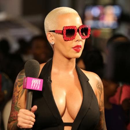Tras cinco meses de romance con Valentin Chmerkovskiy, la cantante Amber Rose anunció el fin de su relación en abril de 2017.