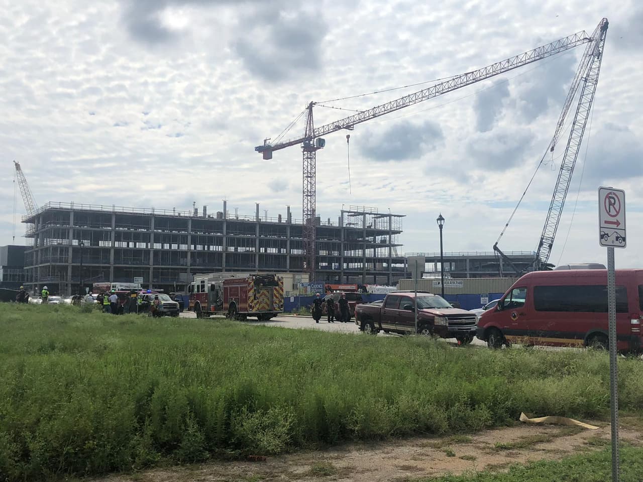 Los accidentes se dieron cuando las personas, todos empleados de construcción, intentaron huir cuando las grúas chocaron.