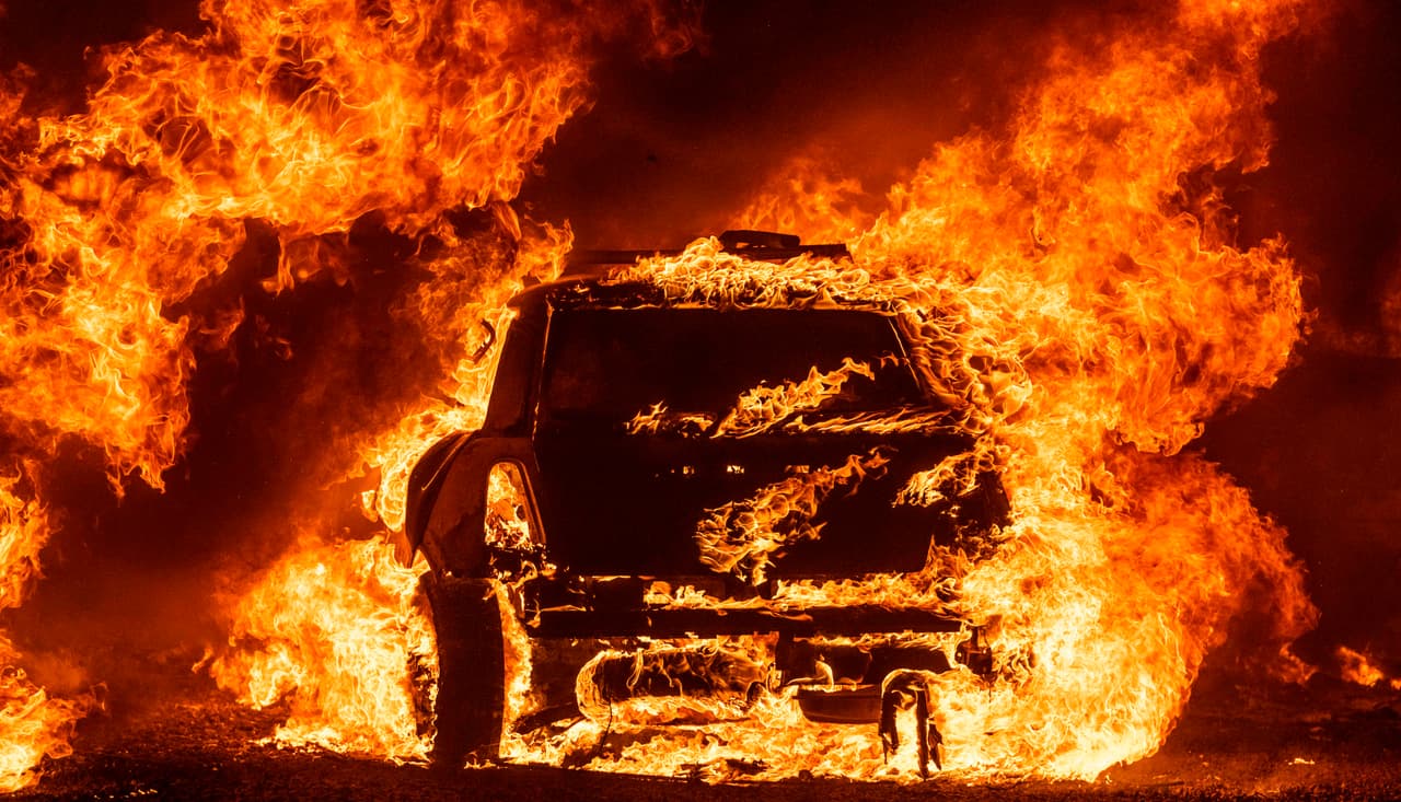 El capitán Richard Cordova, de Cal Fire, dijo al periódico 
<i>Los Angeles Times </i>que se cree que la mayoría de los incendios más grandes fueron causados por rayos, que pueden incendiar pastos secos y matorrales.