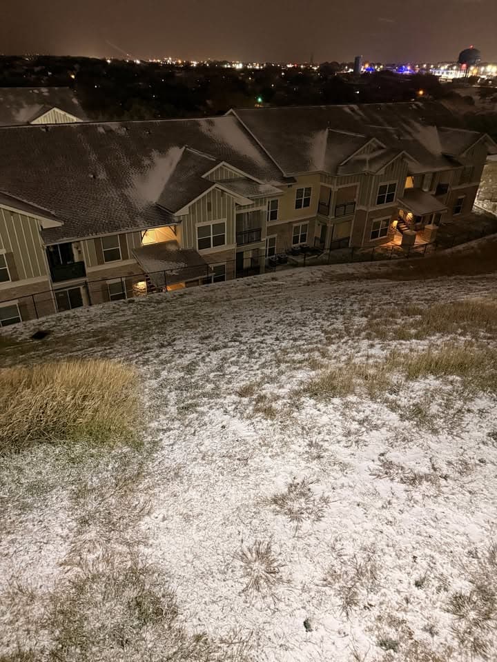 La tormenta invernal trajo una densa capa de nieve que cubrió la ciudad y varias zonas del centro de Texas. 
<br>
<br>Usuarios de Univision enviaron las imágenes de cómo vivieron la primer nevada del 2025.