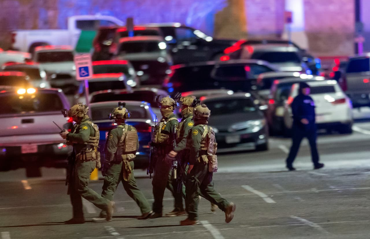 Presuntamente uno de los arrestos se hizo en cuestión de minutos, ya que un oficial estaba fuera de turno y trabajaba como empleado de seguridad para una tienda dentro del centro comercial.
<br>