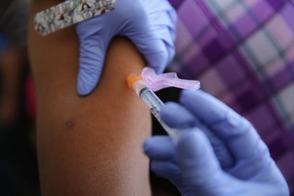 EEUU no vacunará a migrantes contra la gripe en centros de detención pese a muerte de menores 
